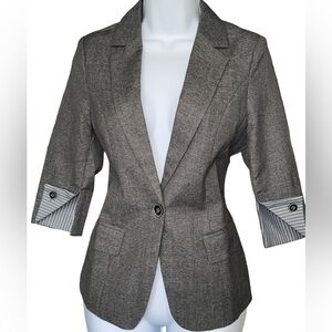 ONE BUTTON BLAZER. 3/4 SLEEVE. TWO FRONT POCKETS. ROLLED UP SLEEVE. SIZE X-SMALL